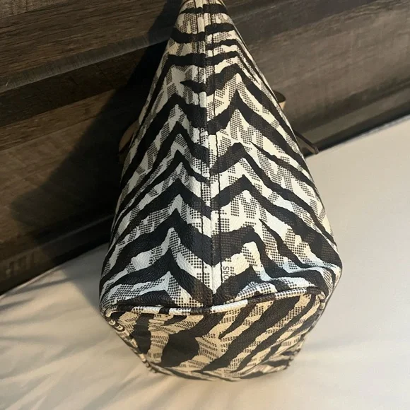 Authentic Michael Kors Brown and Cream Tote Bag - Picture 4 of 10